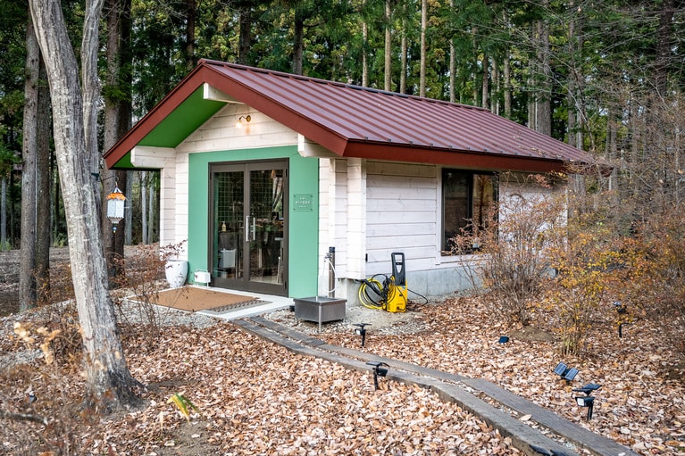 「森と遊ぶ 香りの蒸留所」。「アースボート 那須」からは車で10分弱の場所にある。