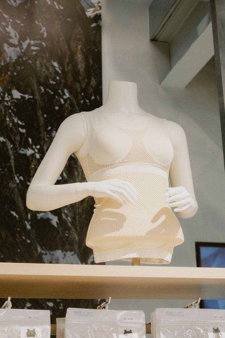 絶大な人気を誇るミレーの名品「ドライナミックメッシュ」シリーズも日本企画製品の一つ。超疎水性ポリプロピレン素材による立体的なメッシュ構造が特長のアンダーウェアで、汗冷えと不快なべたつきを解消する。「ドライナミック メッシュ タンクトップ」6,600円。