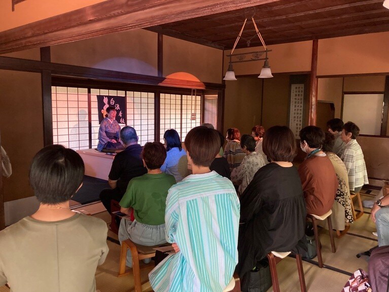 旧安田楠雄邸庭園で語る北原久仁香さん
