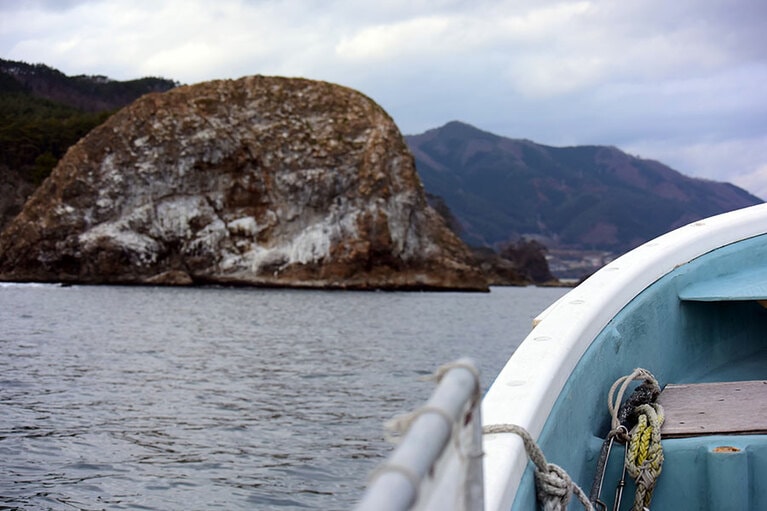 ウミネコのフンで白くなった巾着岩。夏にはヒナの姿が見られるかも。