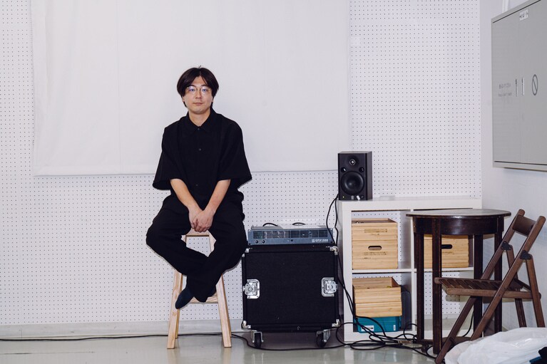 「忘れられてしまった記憶へ目を向けたい」ポッドキャスト演劇に挑戦するロロ・三浦直之が新作『まれな人』にかける思い。稽古風景。