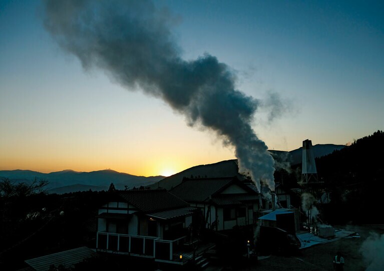 【ゆふいん束ノ間】地下500メートルから吹き上げる自噴泉。敷地内に源泉があり、勢いよく昇る湯煙からパワーを感じる。Photo: Atsushi Hashimoto