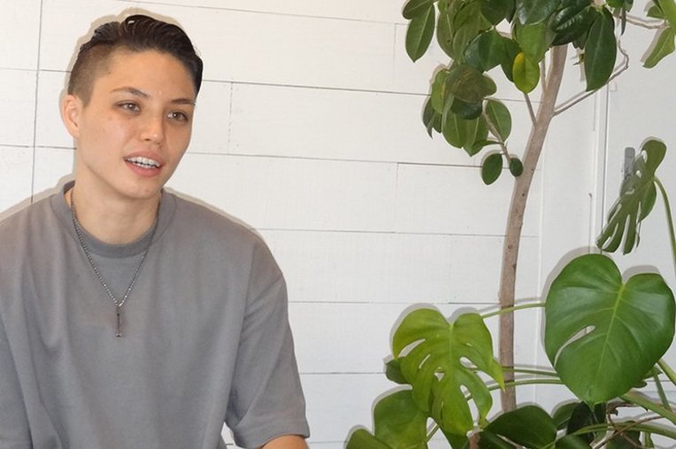 時にジョークをまじえながら自身の性自認や、公表に至る過程を明かしたヒルさん。明るくナチュラルな表情が印象的だ(c)Haruka Sato