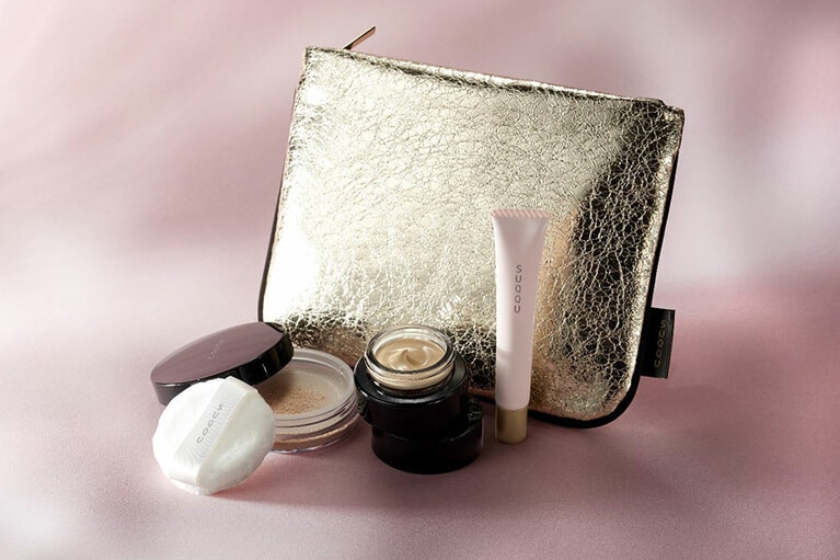 「SUQQU ファンデーション スターター キット」 8,000円(限定発売)。セット内容：ザ クリーム ファンデーション 110／120 15g(ハーフサイズ)、SUQQU トリートメント セラム プライマー 10g(ミニサイズ)、SUQQU オイル リッチ グロウ ルース パウダー 4g、SUQQU オリジナル ポーチ。