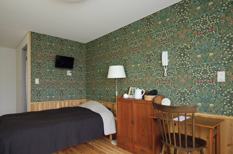 お部屋はゆったりセミダブル。