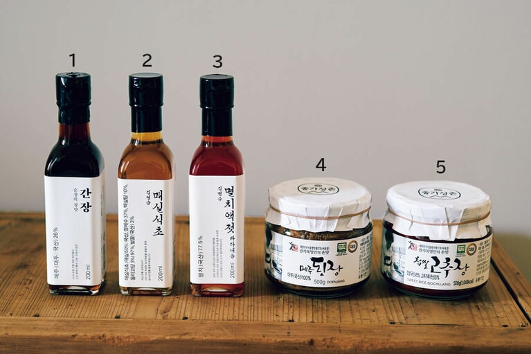 1：名人名村シリーズの醤油（200ml W8,700）
2：名人名村シリーズの梅酢（200ml W13,500）
3：名人名村シリーズのイワシエキス（200ml W11,000）
4：クォン・ギオク名人シリーズのみそだま麹味噌（500g W16,900）
5：クォン・ギオク名人シリーズのもち米コチュジャン（500g W18,000）／すべて現代百貨店 狎鴎亭本店