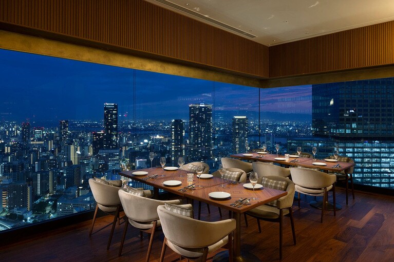19:46 窓いっぱいに大阪の夜景が広がる、「THE-MOMENT GRILL&DINING」