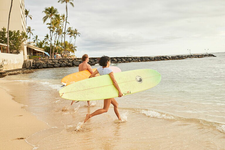 カイマナビーチではサーフィンやスノーケリングを楽しむ人も。　©HTA / Daeja Fallas
