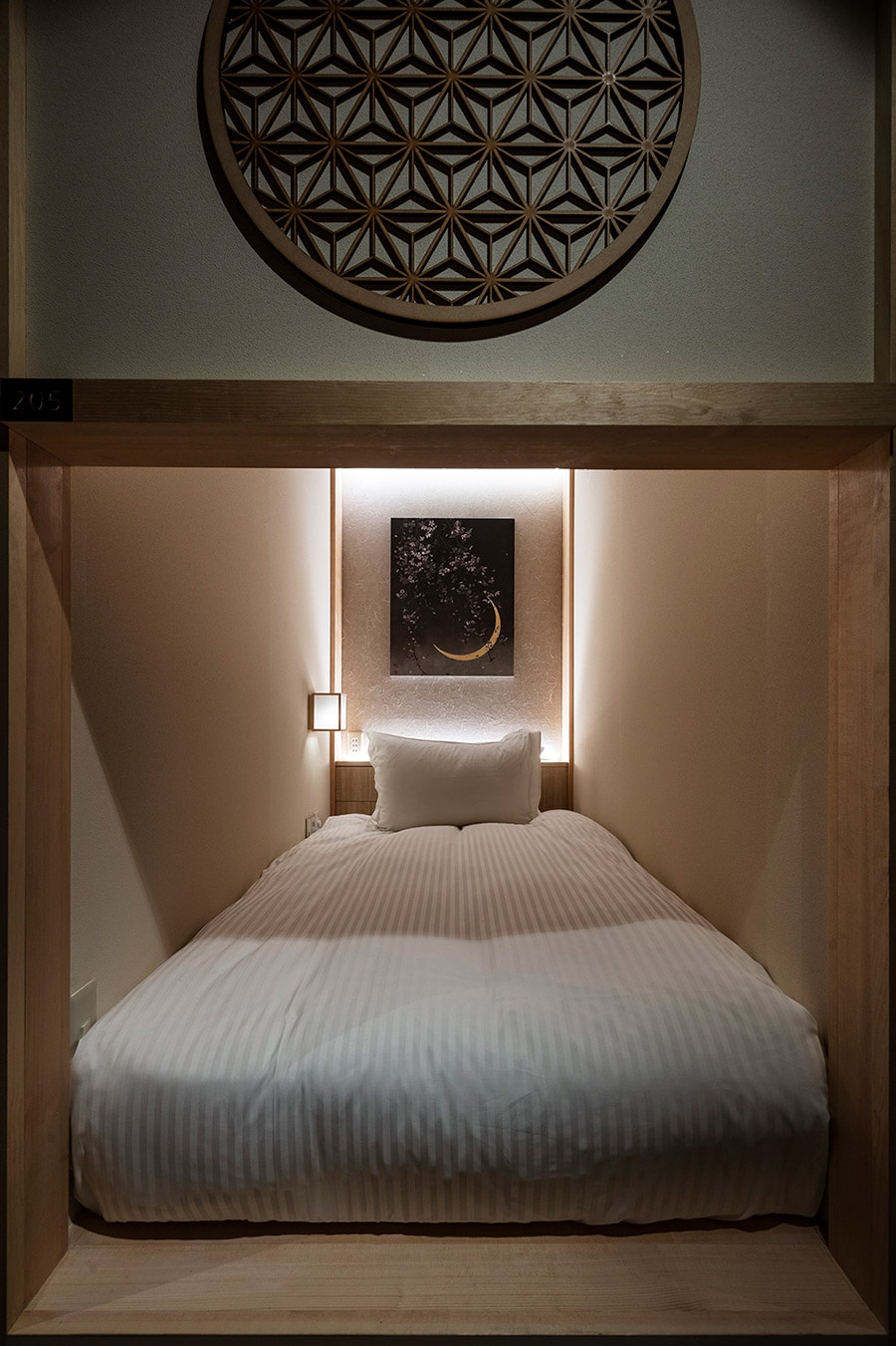 各部屋それぞれの床の間には、次世代へと日本画を引き継ぐ4名の日本人アーティストによる作品が飾られている。