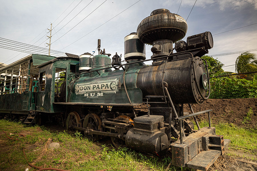サトウキビの輸送に使われた蒸気機関車。一部は現役とのこと。©Kazuki Kei Kiyosawa