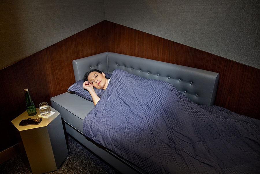 深夜や早朝、長時間のトランジットなら「アルマーニ／カーザ」のベッドでぐっすり仮眠を。ラウンジ入室時に予約したい。写真提供：エティハド航空