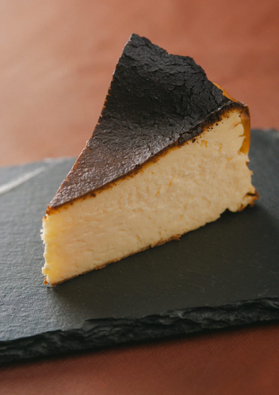 バスククリームチーズケーキ(600円・税別)は強烈な焼き色ながら、濃厚でしっとりなめらかな口当たり。まずはそのまま、次に塩、メープルシロップで、味変も楽しめる。