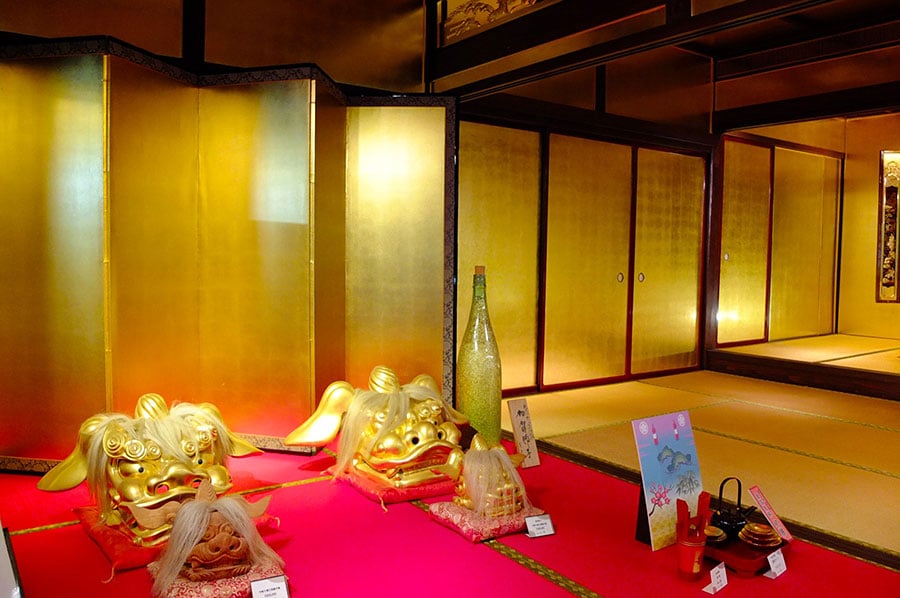 「金箔の館」には、屏風、襖、畳まで金箔を施した黄金の間が。金箔はり体験 1,200円～。