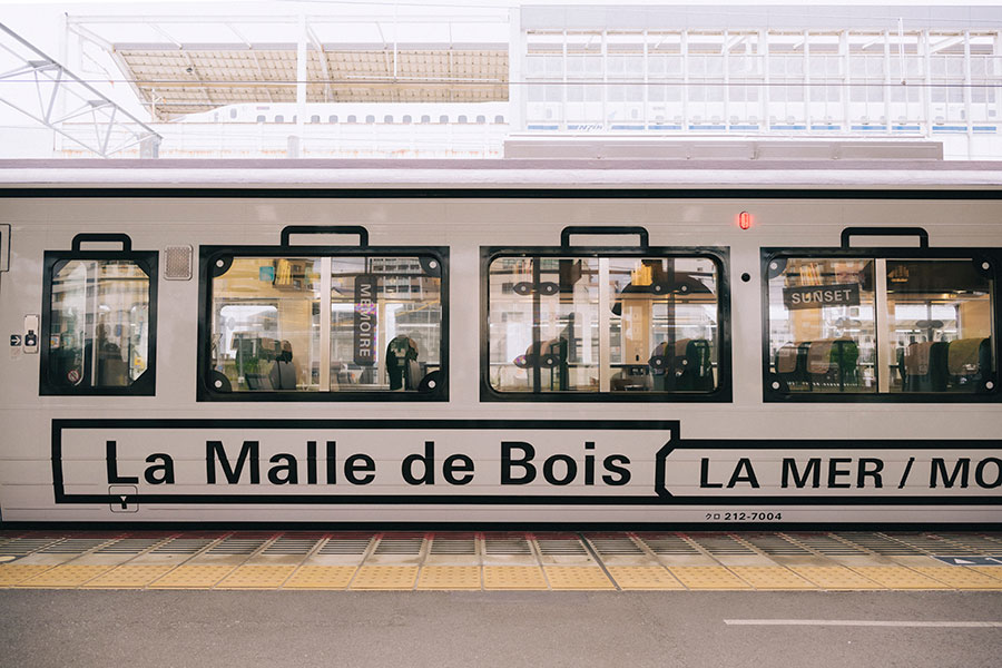 フランス語で「木製の旅行かばん」を意味する、観光列車「ラ・マル・ド・ボァ」には旅する楽しみがギュッと詰まっている。