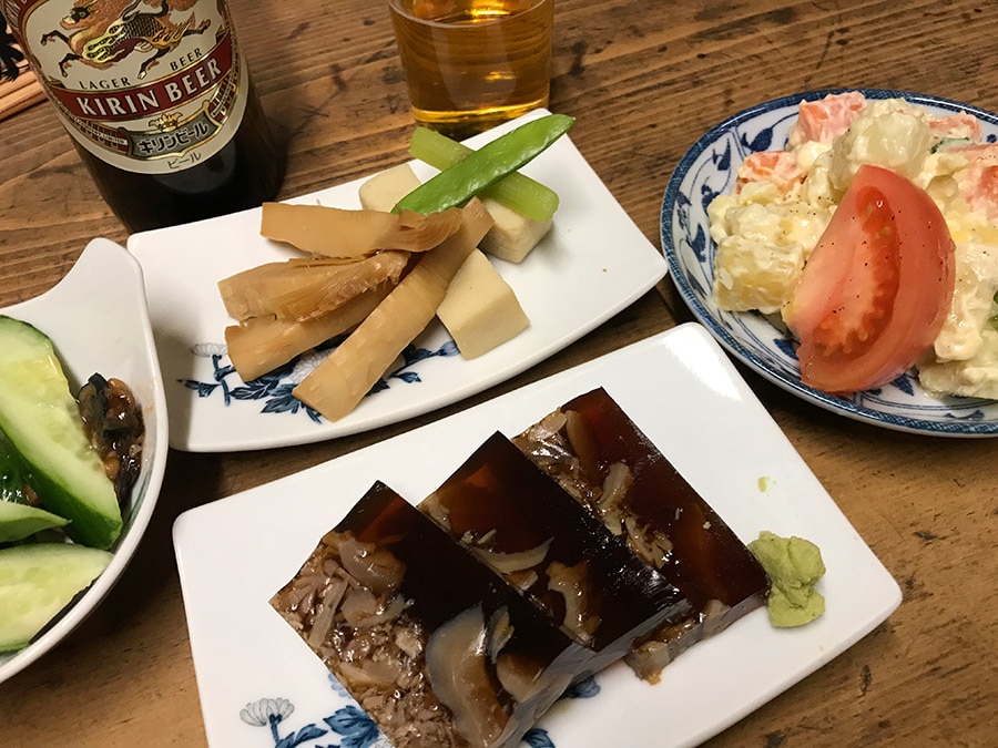 人気のポテトサラダ、鮫の皮の煮こごり、タケノコの煮物、もろきゅうなどをいただく。この煮こごり、鮫の臭みもなく美味しかった。