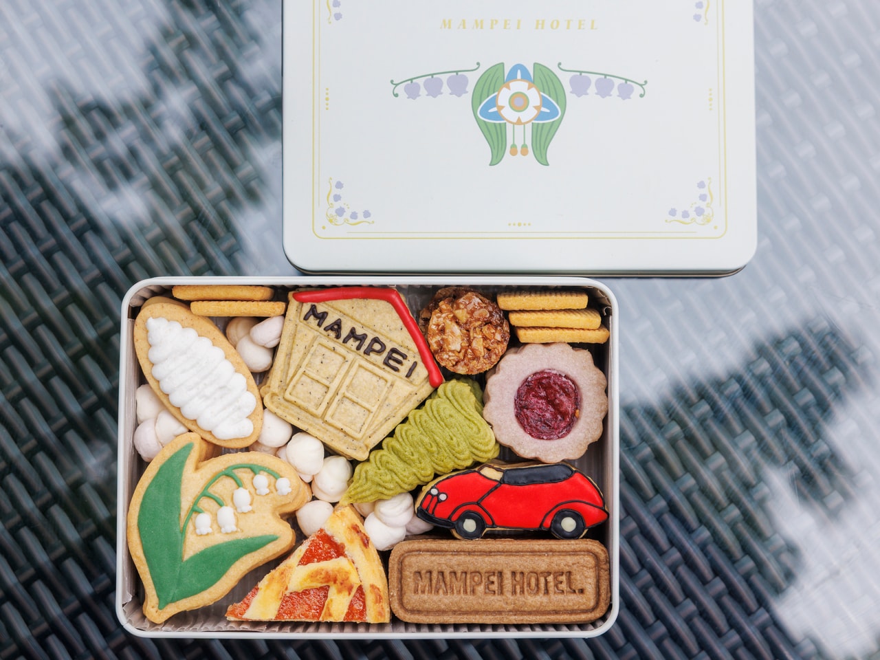万平ホテル プレミアムクッキー缶～レトロエディション～8,800円。アルプス館1階のショップ、オンラインでも購入できる。