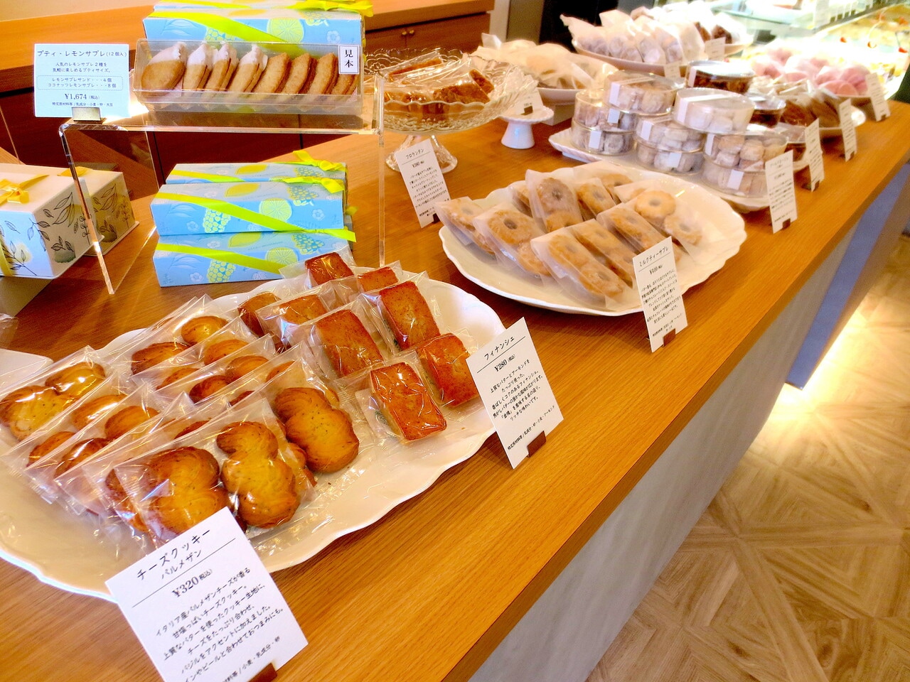 クッキーやフィナンシェ、パウンドケーキなど焼き菓子も種類豊富。好きなものを選んでティータイムに。