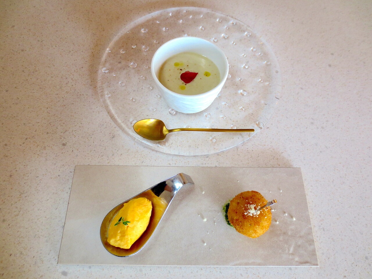 旬の野菜を使ったアミューズの3品。上「焼きナスの冷製ポタージュ」、下左「バターナッツカボチャのクレーム」、下右「アランチーノ（ライスコロッケ）」。