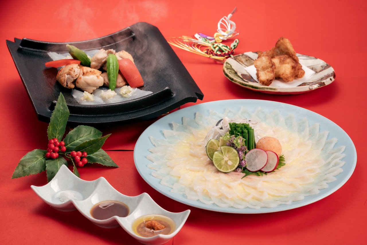 「厄除け開運ふく滞在」の夕食で供されるふく会席。界 長門の名物料理である「河豚と鶏の瓦焼き」は、山口県の郷土料理である「瓦そば」からインスピレーションを得たものだという。