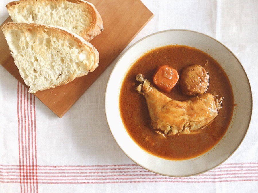 欲張ってパンを大きく切ってしまったので分かりにくいのですが、カレーのボリュームもかなりのもの！　にんじんもじゃがいも一口では食べられないほどの大きさ。