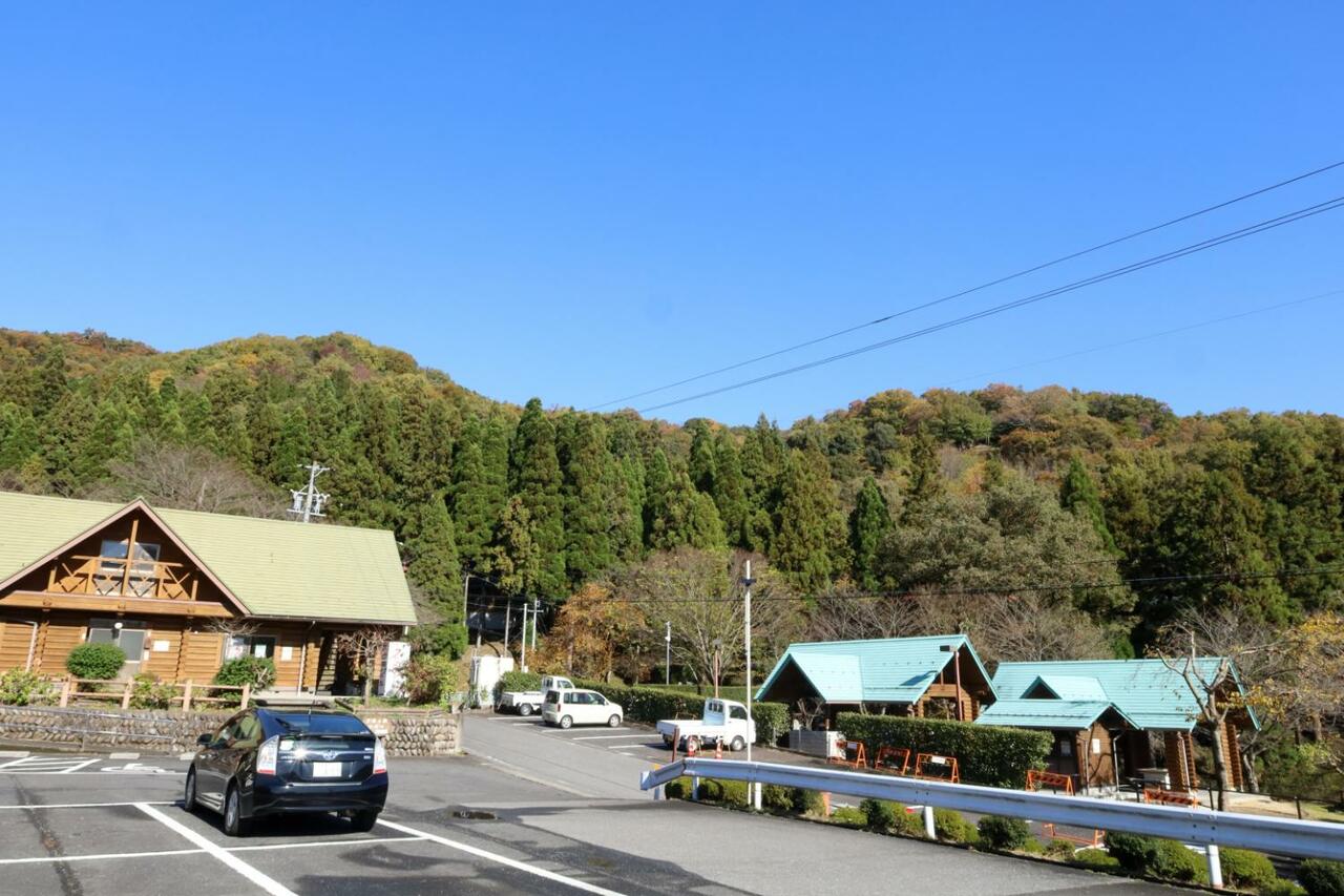駐車場から北東。祐向山城は右のピーク奥に隠れていて見えない　写真＝今泉慎一