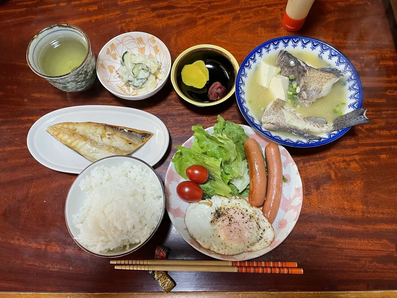 朝食はオオモンハタのお味噌汁が付いてきた