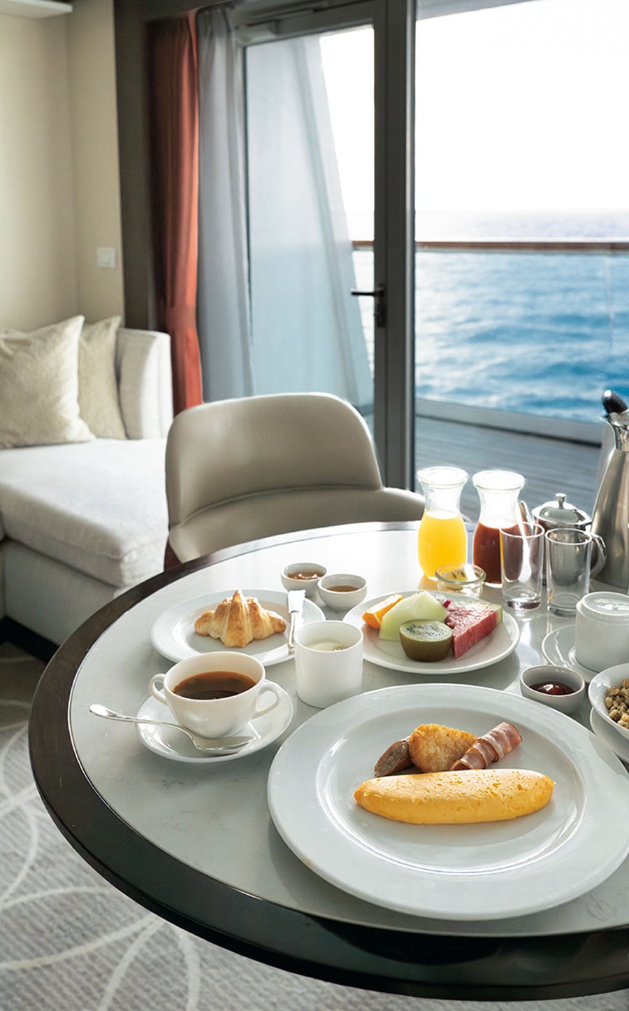 ルームサービスは24時間。充実した朝食は特に人気が高い。