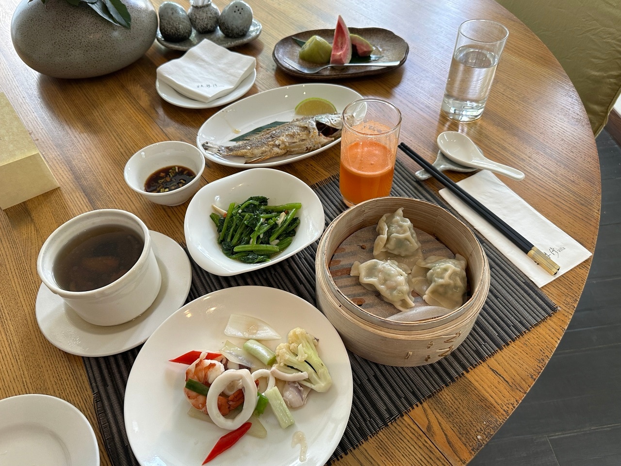 山の薬草の薬膳スープや朝獲れの魚の塩焼きがうれしい。