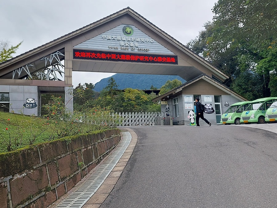 雅安基地の出入り口。有料のカート（写真右の緑色の車）で基地内を移動することもできる。