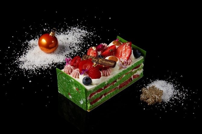 イチゴが溢れ、バラが咲き誇る スタイリッシュな進化系のショート