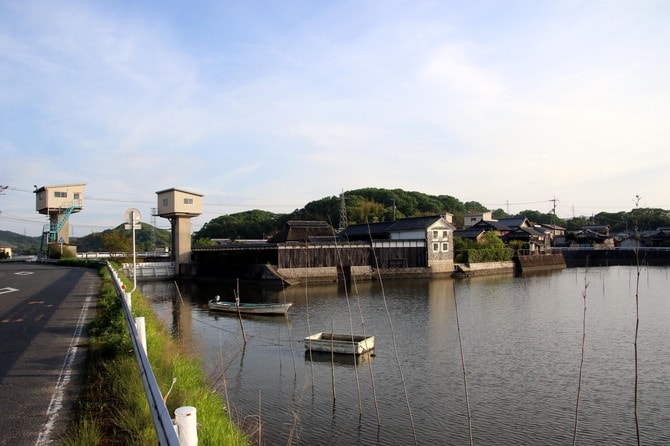 画面左の水門脇に橋が架かっている