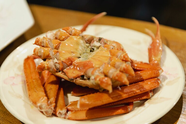 この日は、一人一杯(！)紅ズワイガニが！　赤泊の網元から仕入れた採れたてで、みずみずしくて甘い。