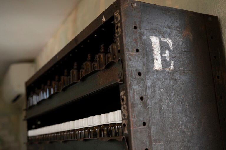 新緑に包まれながら香りと向き合う。移動する店舗ならではの「ル ラボ オン ウィールズ」を軽井沢で体験