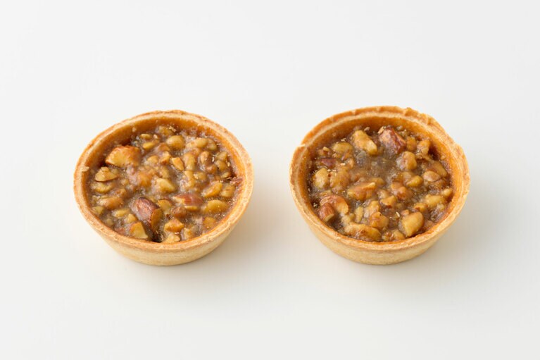 小岩井農場 キャラメルナッツトルテ 各378円。