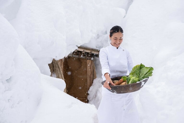 「基本的に野菜を冷蔵庫には入れたくない、できる限り地元で保存しておいたものを提供したい」と冬は雪室で野菜を保存。