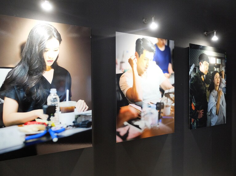 本読みや撮影中のオフショットのスチールや動画が流れ、飽きさせない。(C)CultureDepot. (C)STUDIO DRAGON CORP