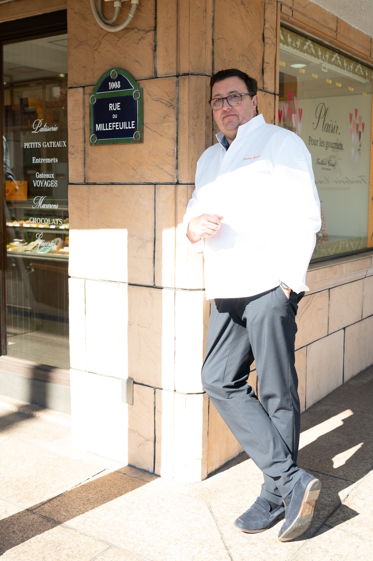 フレデリック・カッセル氏。経堂のアトリエ店の前で。