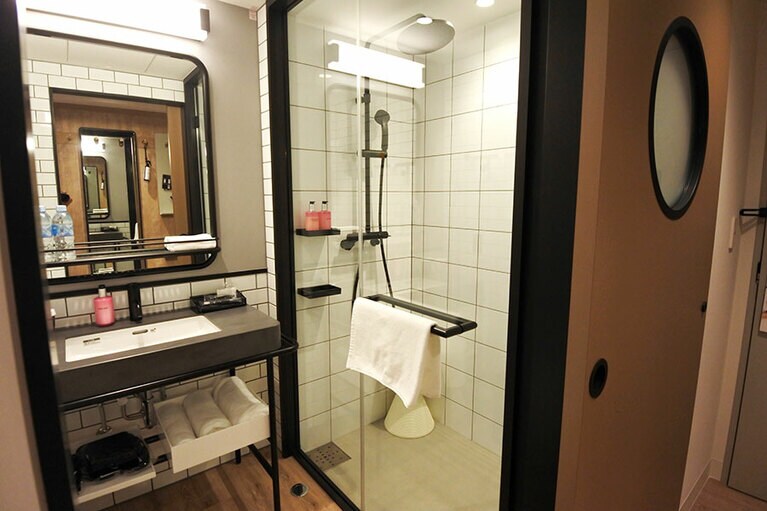 バスタブはないけれど、シャワーは2タイプ。