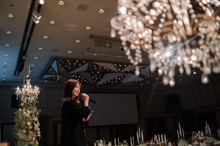 野上さんの一声でスタッフに緊張感が走る。まずは律さんが会場入りし、花嫁を待つ”ファーストミート”が始まる。