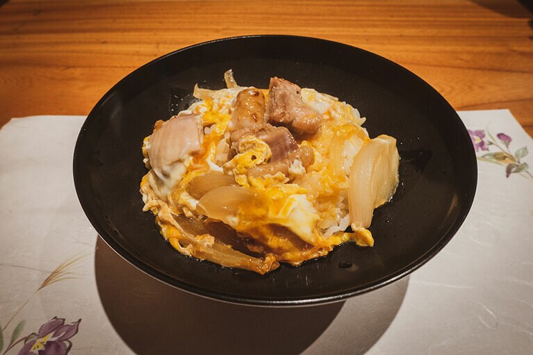 試食会メニューとして提供された「親子丼」。