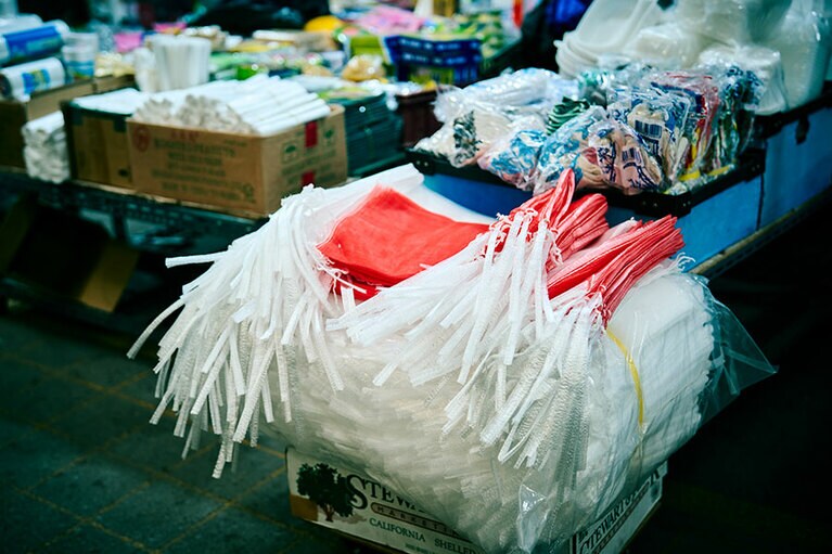 梱包材の専門店「テグァン商会」では、本来は玉ねぎを入れるネットの袋を。大中小とサイズも揃っているので、おみやげを小分けにするときに便利。