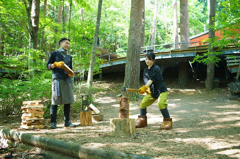 ずっしりと重い薪割り斧に体重を乗せ、パカーン！ と割れたときの爽快感たるや！