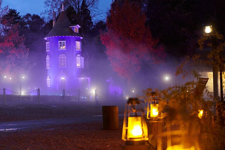 ムーミン谷エリアはライトアップで幻想的空間に。