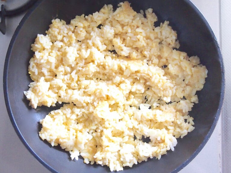 (4) フライパンを温め、ごま油を敷いたら、(3)のご飯を入れて炒めます。