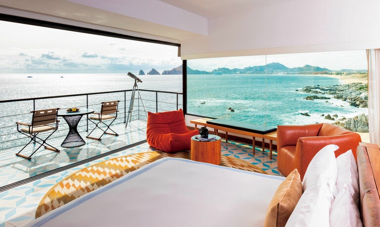 カリフォルニア湾とエル・アルコを一望できる“パノラミックスイート”。