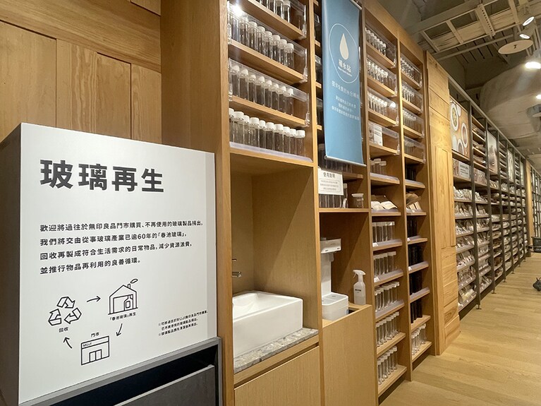 環境保護にも熱心に取り組んでおり、無料で水を提供するコーナーも。再生ガラスを利用したボトルも販売しています。