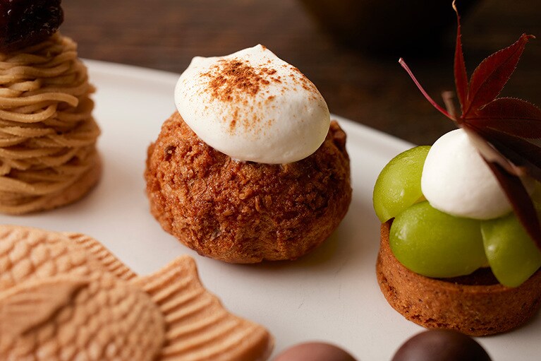 スイーツプレートより。左から順に、和栗モンブラン、焼き林檎のシュークリーム、マスカットタルト。