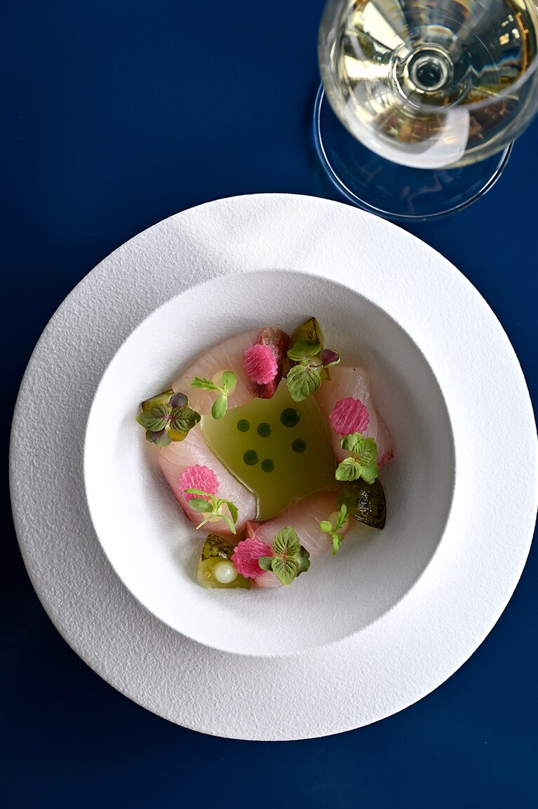 “ハマチ トマティッロ アップル”は、新鮮なハマチをラディッシュ、トマト水の爽やかな一品。マイクロプランツが可愛い。