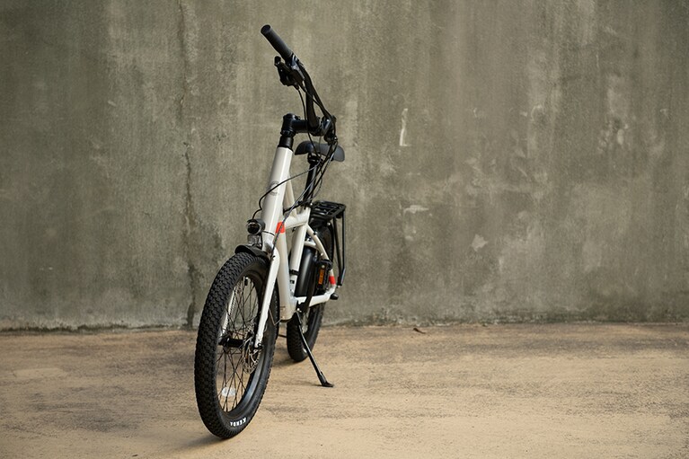 ハンドルとペダルはレバーを操作して、簡単に折り畳めます。