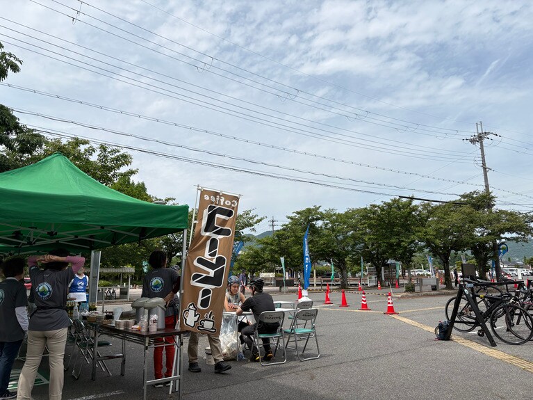中継地点「五個荘コミュニティセンター」で、ひと休み。地元の有志たちが、コーヒーやお菓子を振る舞ってくれた。